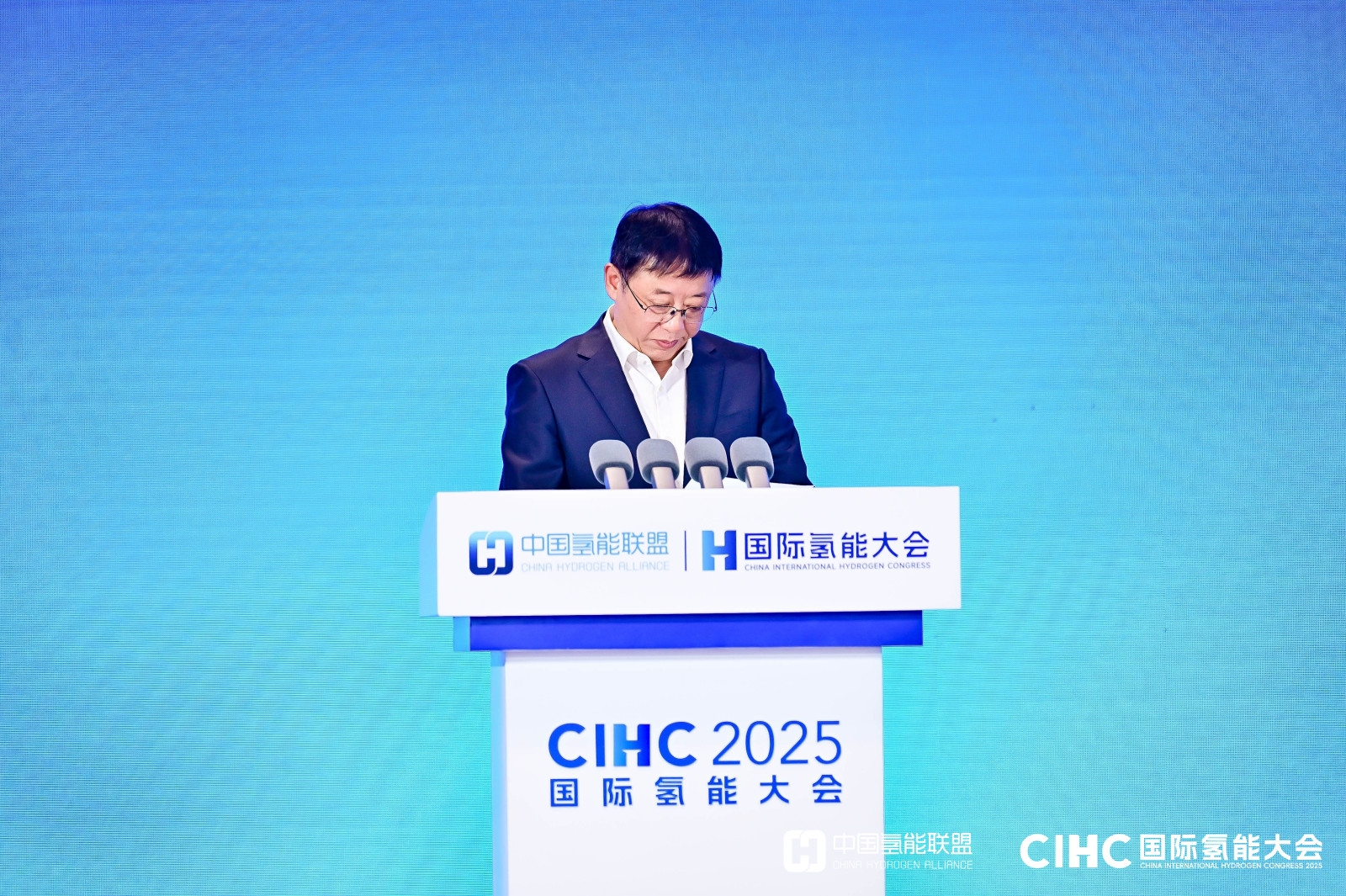 闫国春   国家能源集团党组成员、副总经理