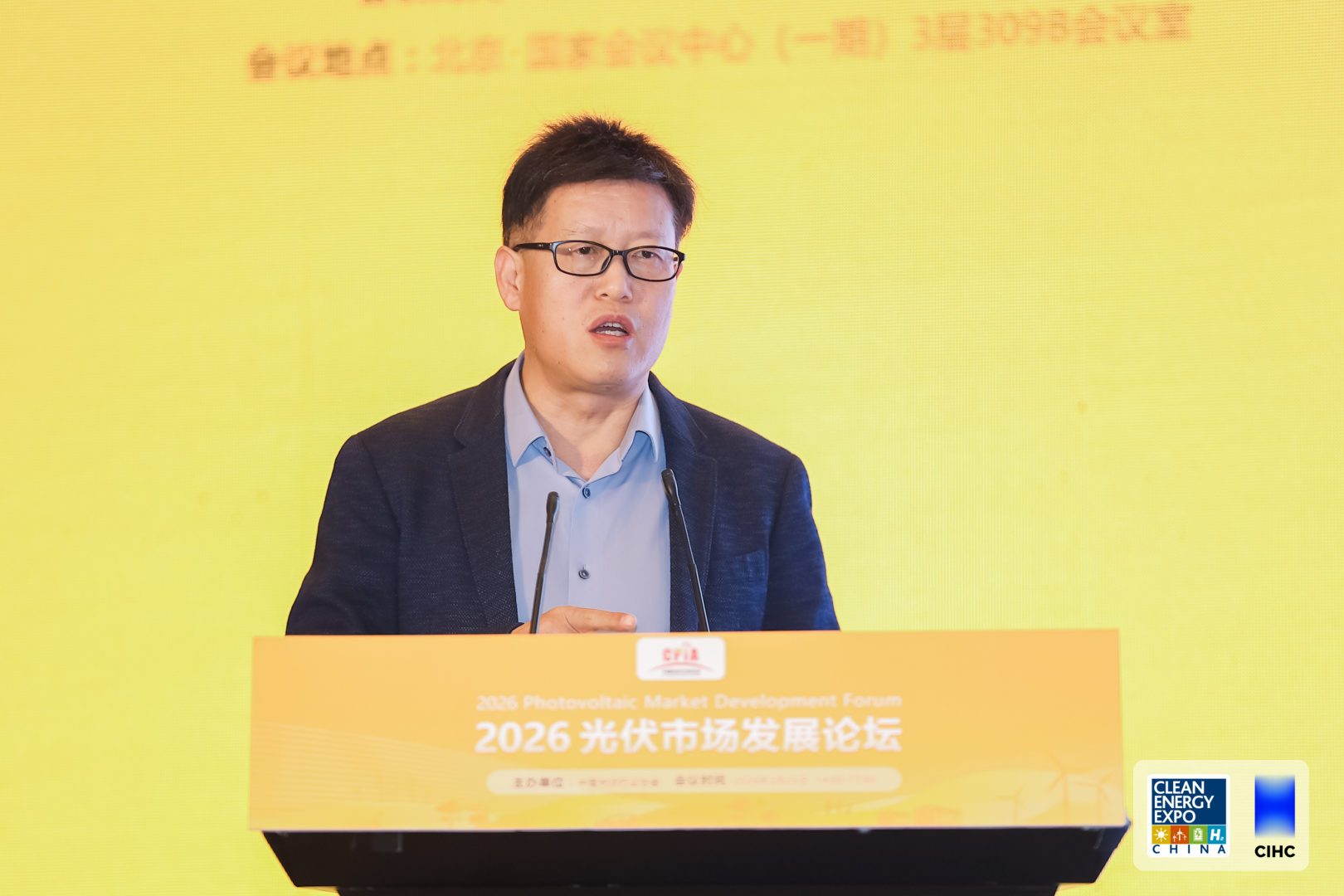 张荣琪  中国玻璃纤维工业协会光伏用玻纤制品研发推广工作组